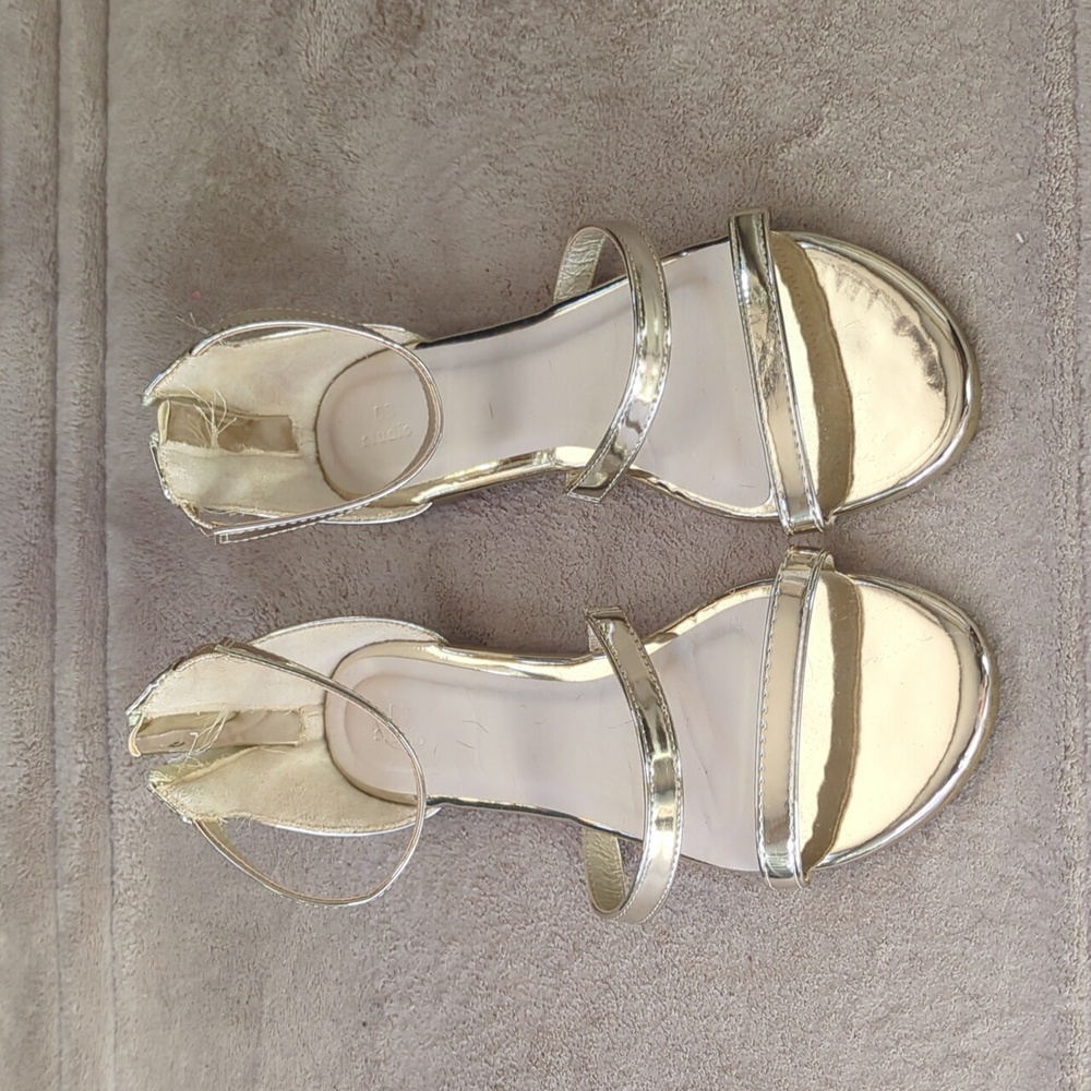 DB Studio Gold Size 7 Sandals